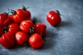 Reife rote Tomaten mit Wassertropfen