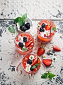 Strawberry lemonade with blackberries and daisies