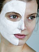Portrait einer Frau mit halber Gesichtsmaske
