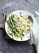 Tagliatelle with roquefort and asparagus