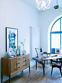 Wohnzimmer mit Bogenfenster und skandinavischen Designermöbeln