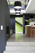 Blick auf Küchentheke in offenem Split-Level Wohnraum