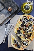 Pizza mit schwarzen Pilzen und Käse