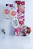 Designerstuhl aus Plexiglas und Stoffbilder mit Blumenmuster