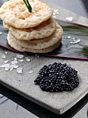 Blinis mit schwarzem Kaviar