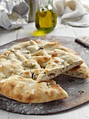 weiße Pizza mit Rosmarin (Italien)