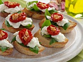 Bruschetta mit Mozzarella, Tomaten und Basilikum