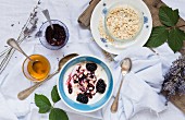 Yoghurt muesli with blackberries and porridge oats