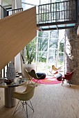 Treppe und Galerie im Architektenhaus mit Designermöbeln