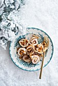 Gefüllte Truthahnbrust auf Teller im Schnee (weihnachtlich)