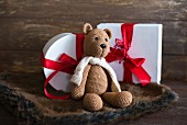 Teddybär mit Weihnachtsgeschenken