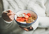 Gesundes Frühstück: Müsli mit griechischem Joghurt und Erdbeeren