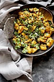 Gemüsecurry mit Kartoffeln und Blumenkohl (Indien)