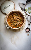 Hähnchencurry mit Joghurt in Keramiktopf (Indien)
