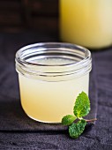 Frisch gepresster Zitronensaft im Schraubglas