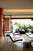 Moderne Möbel und Kieselsteine aus Filz im Wohnzimmer mit Fensterfront