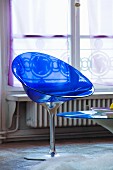 Transparenter Schalenstuhl aus blauem Kunststoff
