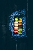 Auswahl an verschiedenen bunten Macarons in Schachtel (Aufsicht)