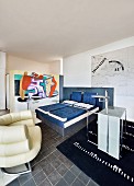 Schlafzimmer mit Designermöbeln und Wandmalerei