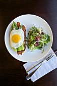 Bacon, asparagus, fried egg and salad for breakfast (USA)