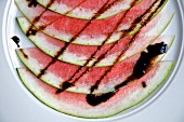Wassermelonenscheiben mit Balsamicoessig