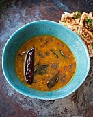 Indische Rasam Suppe mit Fladenbrot