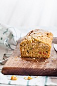 Gluten-free tuna and vegetable bread with cornmeal, leeks and peppers