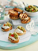 Bruschetta with goat's cheese and bean spread (Easter)
