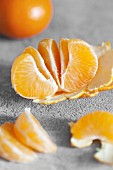 Tangerinenspalten auf Schale