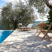 Terrassenplatz mit Natursteinboden am Pool