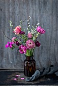 Frühlingsblumen in Vase (Tulpe, Ranunkel, Anemone, Skabiose, Weidenkätzchen)