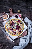 Polenta pizza with goat's cheese, figs and red grapes