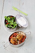 Lunch zum Mitnehmen: Couscous mit Käsebällchen, Tomatensauce und Feldsalat mit Tomaten