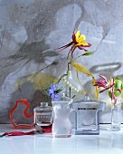 Alte Parfumflaschen als Blumenvasen