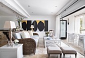 Lounge im eleganten Landhausstil mit moderner Kunst vor offener Terrasse