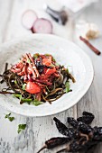 Vegane Algen-Tagliatelle mit Tomaten, Zwiebeln, Knoblauch, Zimt und geräucherter Chipotle Chilli
