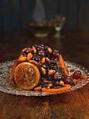 Christmas Pudding mit kandierten Früchten und Mandeln