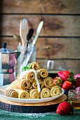Rolled crêpes with honey and strawberries