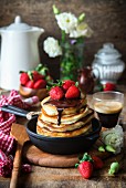 Pancakes mit Schokoladensauce und Erdbeeren