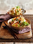 Schnelle Hähnchen-Gemüse-Pfanne mit Reis (Asien)