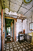 Vintage Badezimmer mit gepressten Metallpaneelen, Ablage für Handtücher über Türrahmen, in ehemaligem Stall