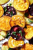 Kartoffel-, Süsskartoffel- und Rote-Bete-Chips mit Meersalz und Kräutern