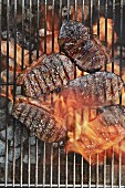 Striploin-Steaks auf dem Grillrost (Aufsicht)