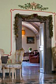 Salon mit weihnachtlich geschmücktem Türrahmen und historischem Flair in Landhausvilla