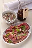 Zwiebel-Vinaigrette mit Cornichons zu Roastbeef