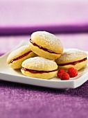 Lemon Whoopie Pies mit Himbeermarmeladenfüllung