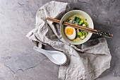 Suppe mit Rührei, mariniertem Ei, Frühlingszwiebeln und Spinat (Asien)