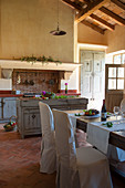 Esstisch mit Hussenstühlen in mediterraner Landhausküche