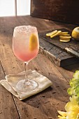 Cocktail mit Pink Wodka und Zitrone im Glas