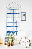 Mit Shibori-Technik gefärbte DIY-Wandbehang